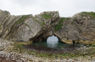 Un arco de roca escondido junto al mar