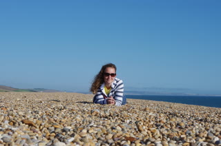 Tumbada entre los guijarros de Chesil Beach