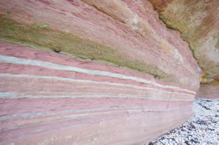 Estratos de roca roja y blanca en los acantilados