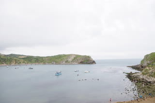 Lulworth Cove y sus barcas ancladas en la bahía