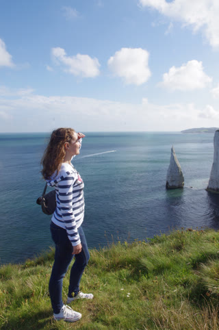Contemplando los pilares de Old Harry Rocks