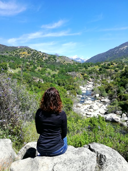 Parada junto al río
