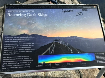 Panel del cielo oscuro en la cima