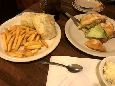 Sándwiches y patatas para el camino