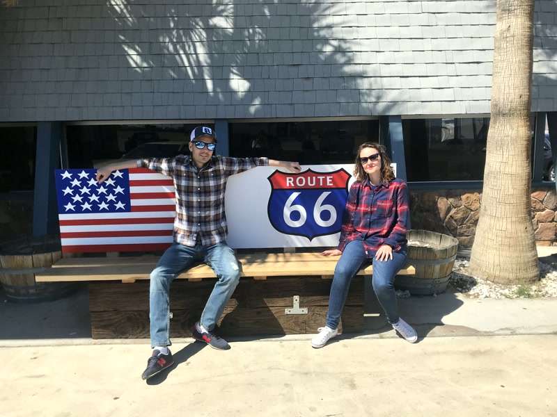Junto a la bandera y el cartel de la Ruta 66