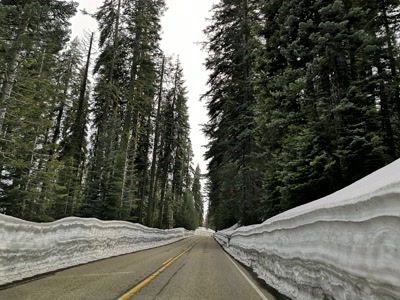 Carretera entre muros de nieve