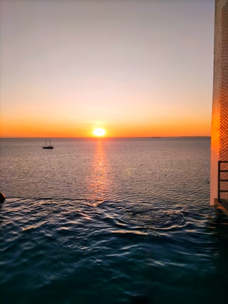 Atardecer en la infinity pool del Kaani