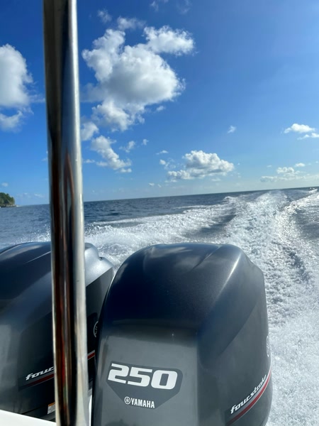 Lancha rápida entre islas