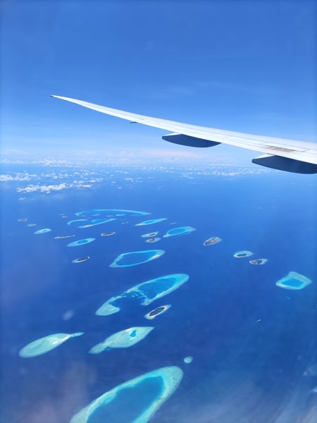 Vista aérea de los atolones al aterrizar