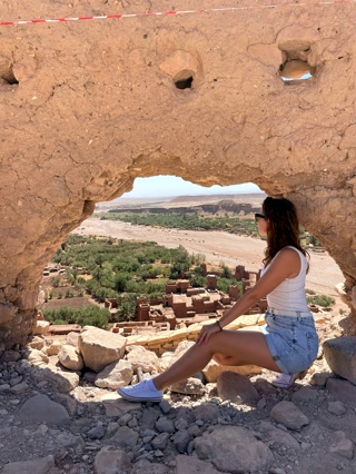 Asomados a una ventana de piedra