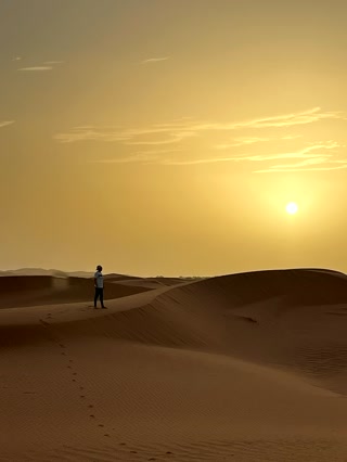 Contemplando el atardecer en las dunas
