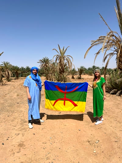 Con la bandera amazigh, símbolo bereber