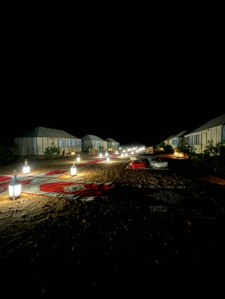 El campamento de jaimas al anochecer