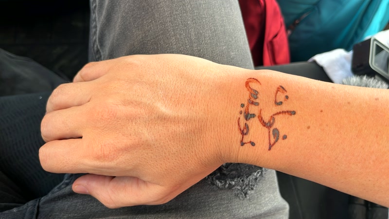 Pintándonos con henna tradicional