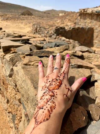 Henna junto a unas ruinas del camino