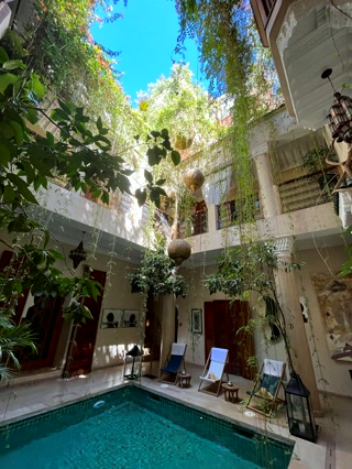 El patio con fuentes de Le Jardin Secret