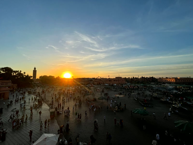 El sol cayendo sobre la plaza
