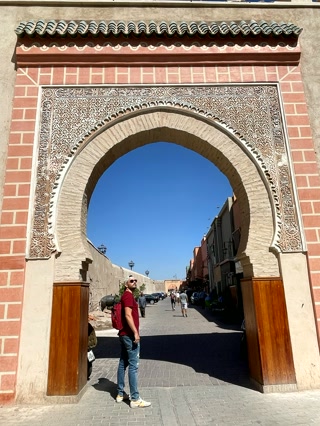 Cruzando una puerta de la medina