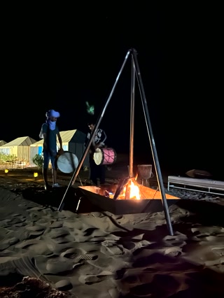 Música y percusión bereber junto al fuego