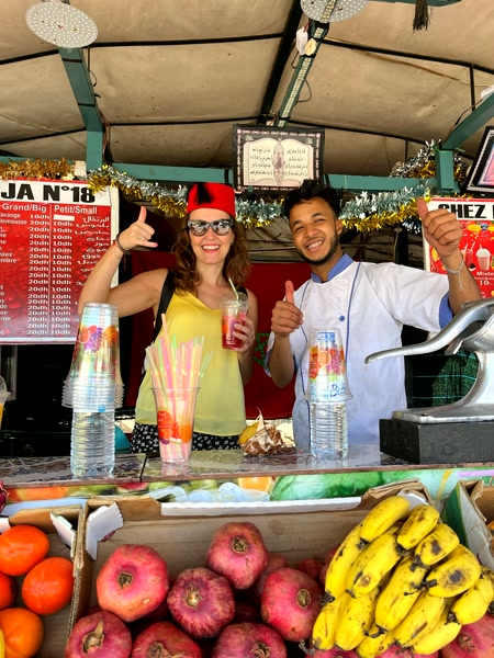 Zumo de naranja recién hecho en la plaza