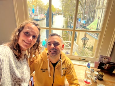 Comiendo junto al canal
