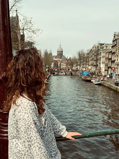 Un canal con la Sint-Nicolaaskerk al fondo