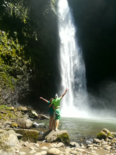 Nosotros en la cascada de Nungnung
