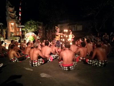Danza Kecak alrededor del fuego