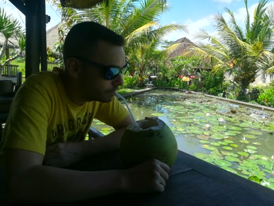 Coco fresco junto al estanque de lotos