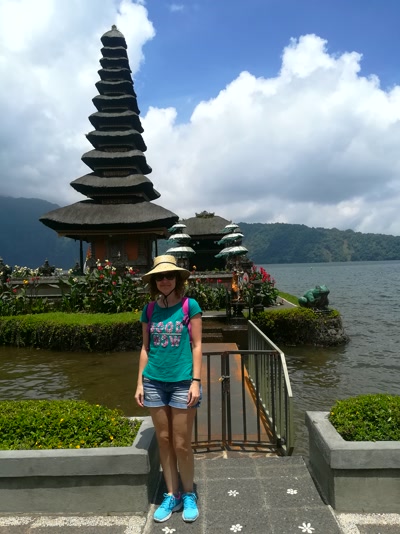Templo sobre las aguas del lago