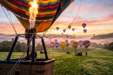 Bristol: los globos de la Balloon Fiesta despegando al amanecer