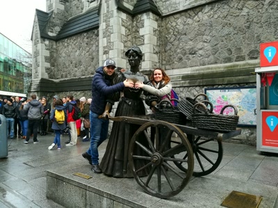 Con la estatua de Molly Malone
