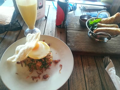 Nasi goreng y rollitos de primavera