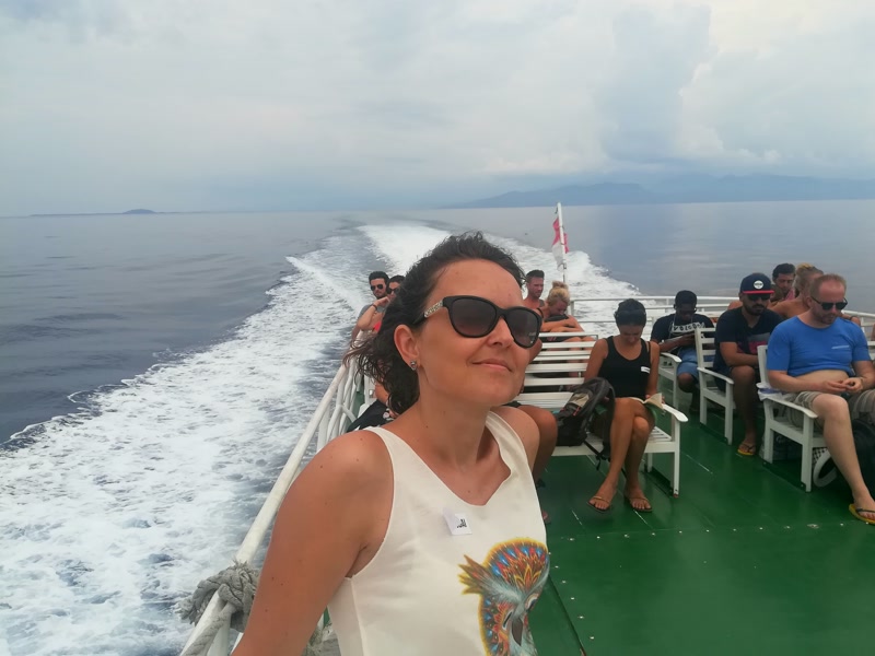 En barco rápido de vuelta a Bali