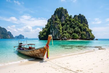 Koh Mook y Koh Ngai: barca de cola larga en una playa del sur de Tailandia