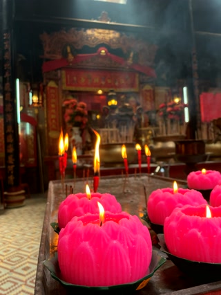 Velas de loto encendidas