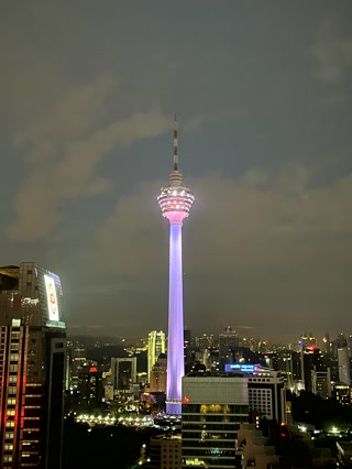 La KL Tower iluminada