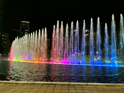 Fuentes de colores en el lago