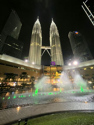 El lago del KLCC de noche