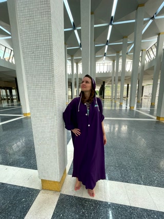 Con la túnica morada