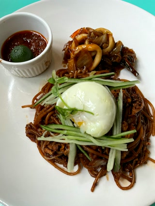Noodles con huevo poché