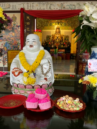 Buda sonriente con ofrendas