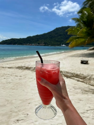 Zumo de sandía en la playa