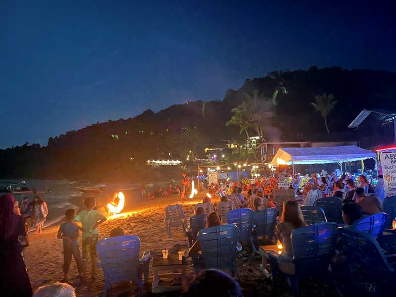 Espectáculo de fuego en la playa