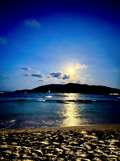 Luna llena sobre el mar