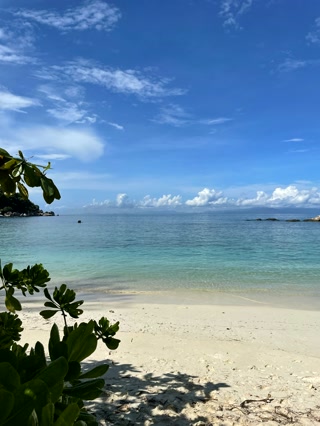 Playa vacía por la mañana