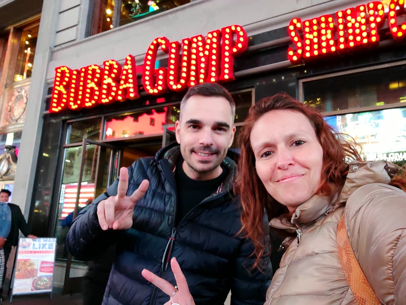En la puerta del Bubba Gump