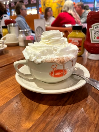 Capuchino con montaña de nata — viaje a Nueva York en otoño