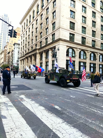 Vehículos militares por la Quinta Avenida