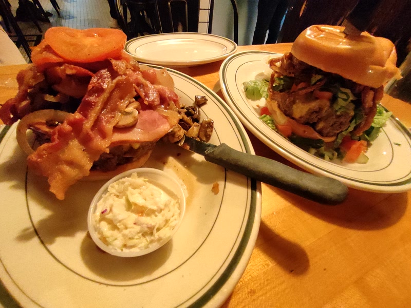 Dos hamburguesas de las de sujetar con las dos manos